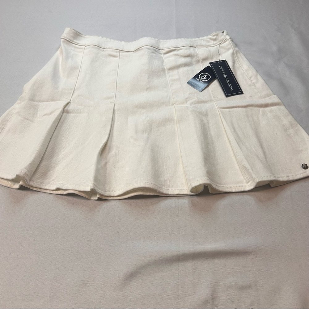 NEW VOLCOM  MEDIUM COCO HO SKIRT - STAR WHITE PLEATED MINI SKIRT  SUMMER BEACH